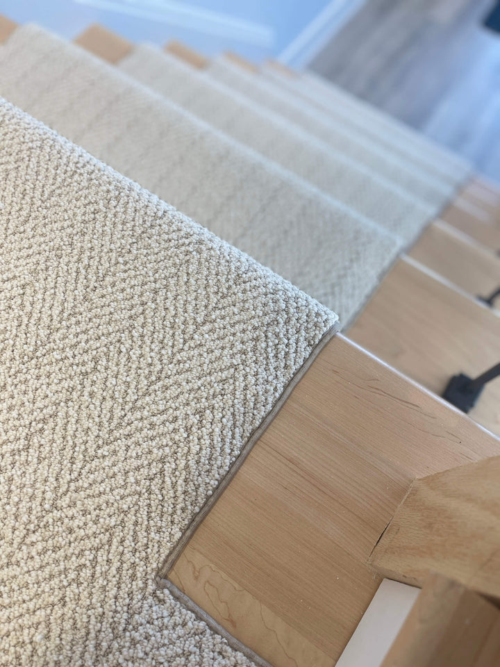 Amalfi Spartis Herringbone Stair Runner on stair landing with bound edges