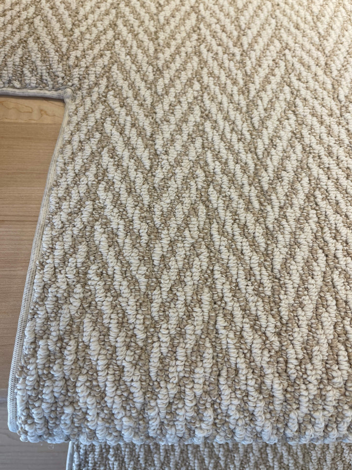 Edge detail of Anderson Tuftex Boutique Stair Runner Landing Canada with professional binding