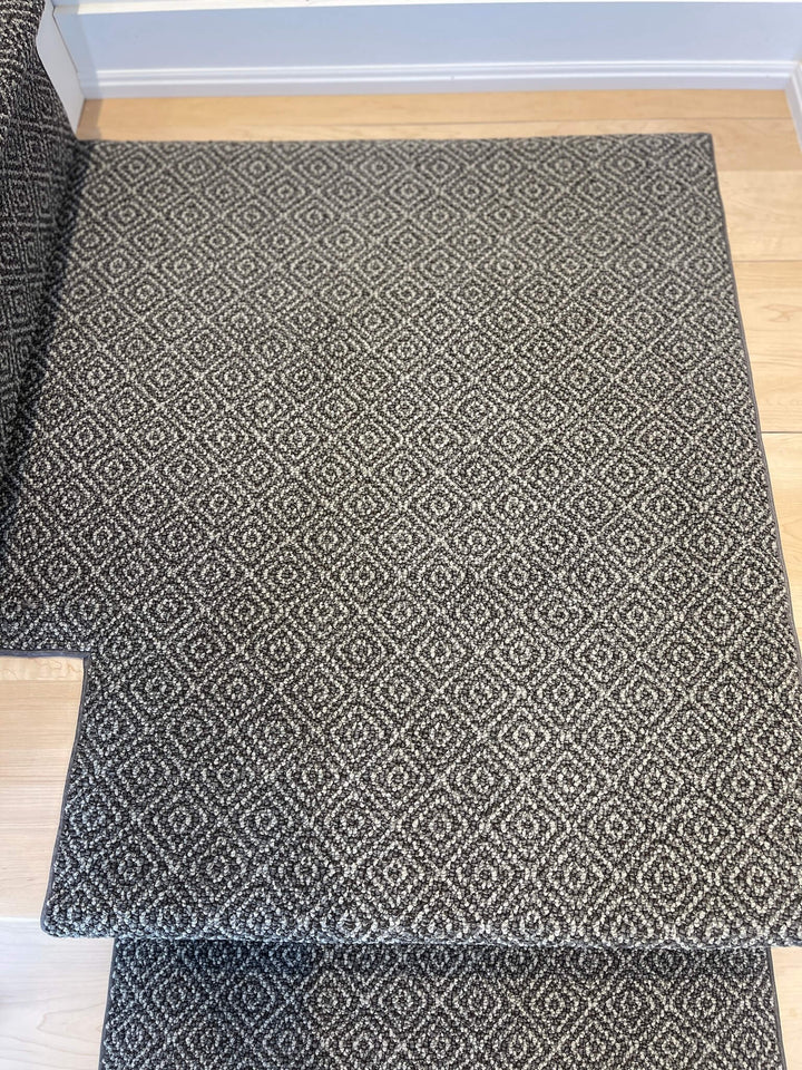 Close-up texture of Anderson Tuftex Stroll Pepperdock Dark Stair Runner Landing Canada showing detailed weave