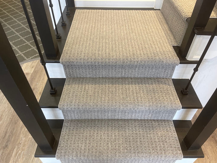 Close-up texture of Boloria Windsor Gray Stair Runner Landing Canada showing Berber weave